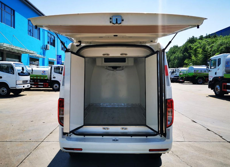 changan-commercial-refrigerated-van-1