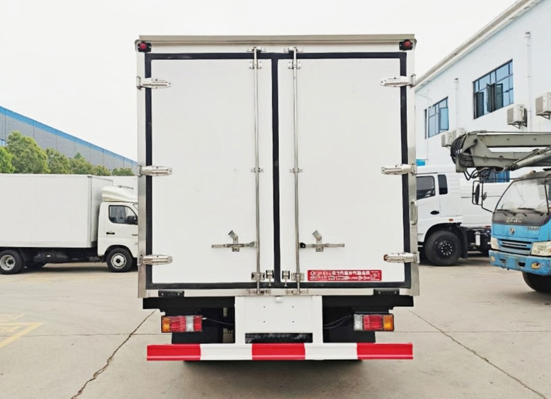 isuzu-kv100-refrigerated-truck-5