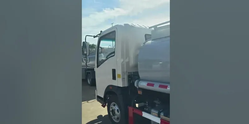 HOWO 5 Ton Fuel Tank Truck ISUZU Engine