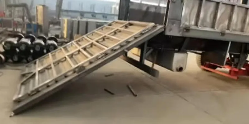Livestock transport semi-trailer