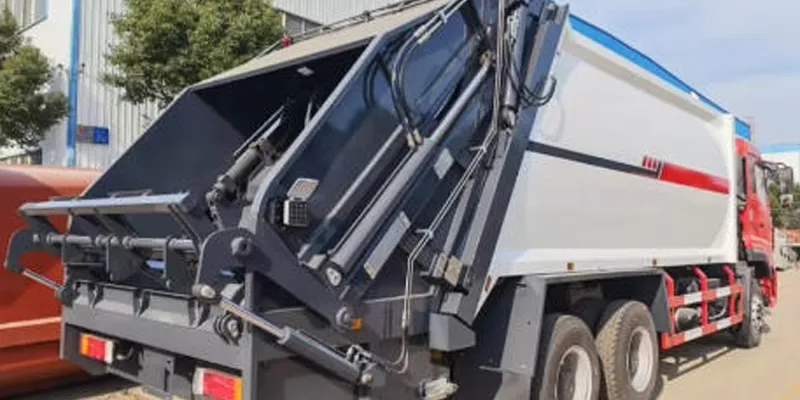 Export of a 20 m³ rear-loading twin-axle compactor garbage truck