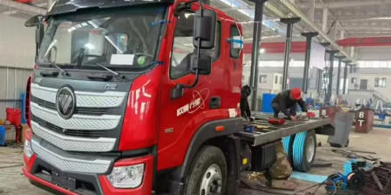 In production: Foton Auman single-axle flatbed truck, 3.95-meter wheelbase, Yuchai 180 HP engine.